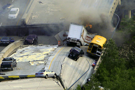 MINNEAPOLIS, Minnesota  -- Drivers who were on the Minneapolis bridge when it collapsed told harrowing tales of survival.